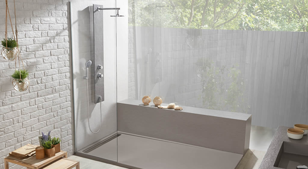 reforma de plato de ducha con mampara y columna de bienestar